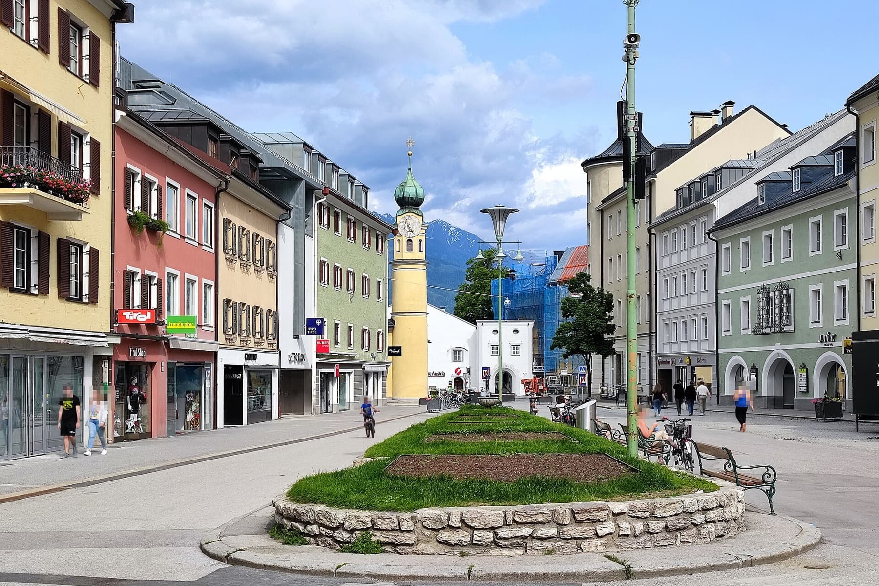 Der historische Hauptplatz in der Lienzer Altstadt mit Bergkulisse